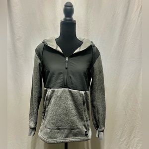 North Face Women’s Quarter Zip Pullover, Medium